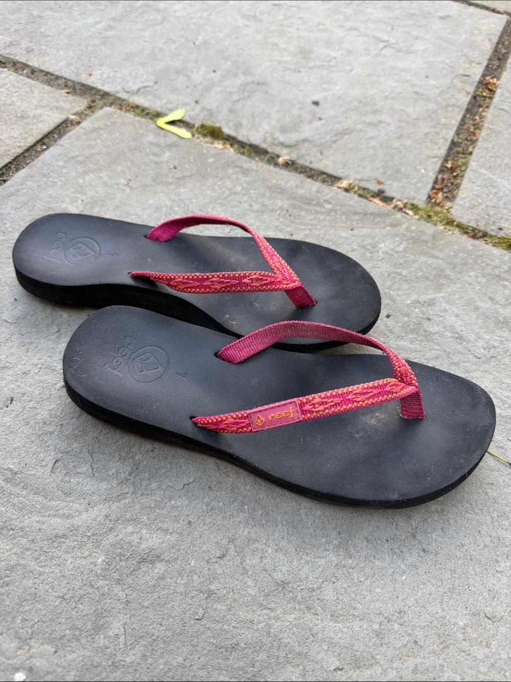 Reef Women’s flip flop red/pink woven Flip Flop size 7